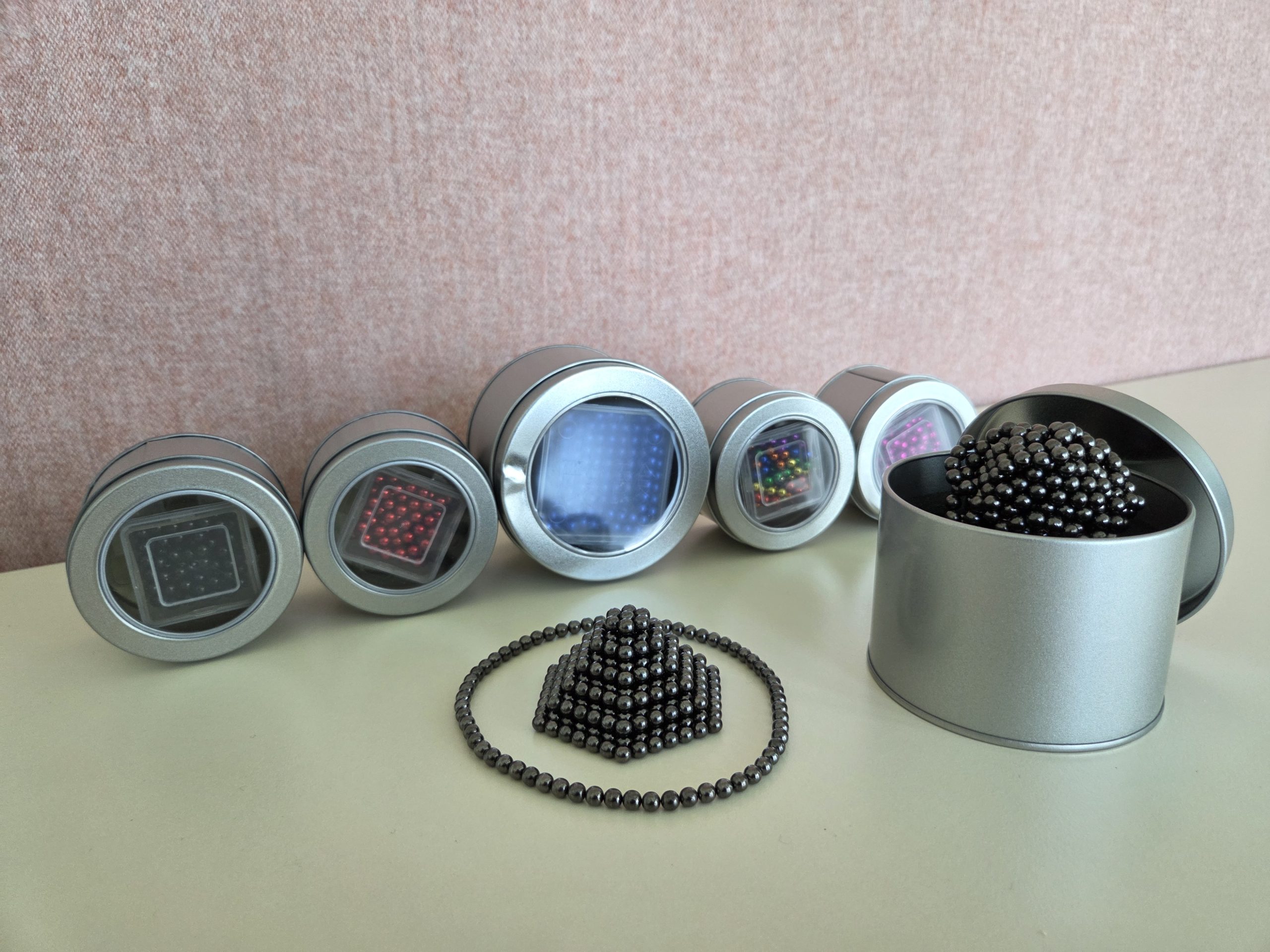 Gift boxes with sphere magnets